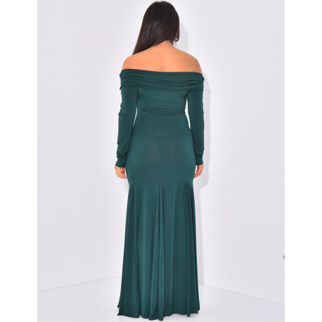 Long dress with boat neck and ruffles