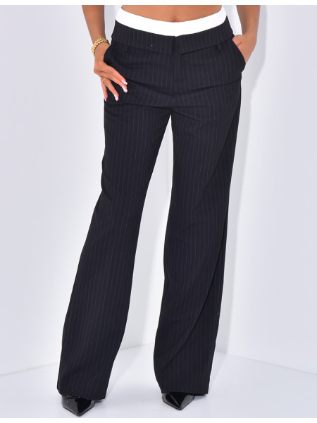 Pantalon de tailleur à rayures et revers à la taille