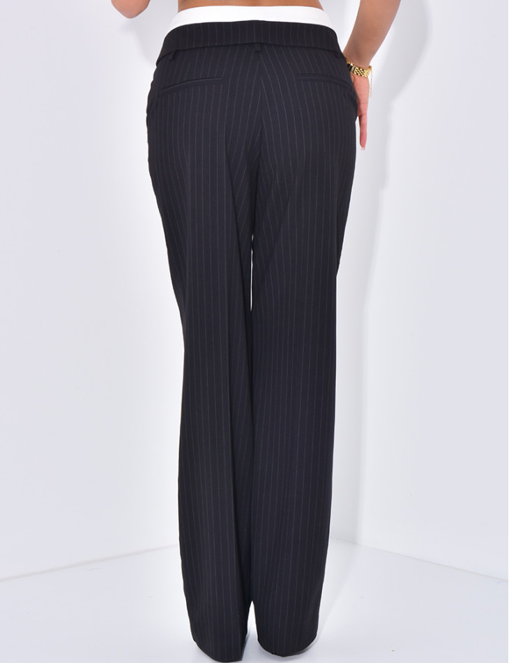 Pantalon de tailleur à rayures et revers à la taille