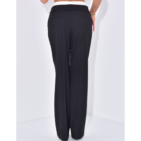 Pantalon de tailleur à rayures et revers à la taille