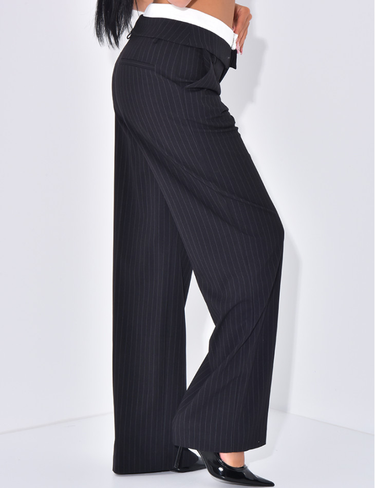 Pantalon de tailleur à rayures et revers à la taille