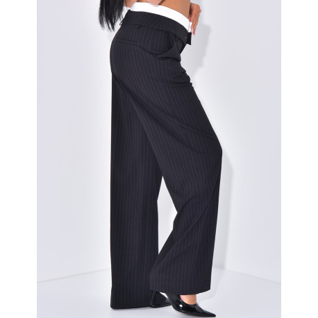 Pantalon de tailleur à rayures et revers à la taille