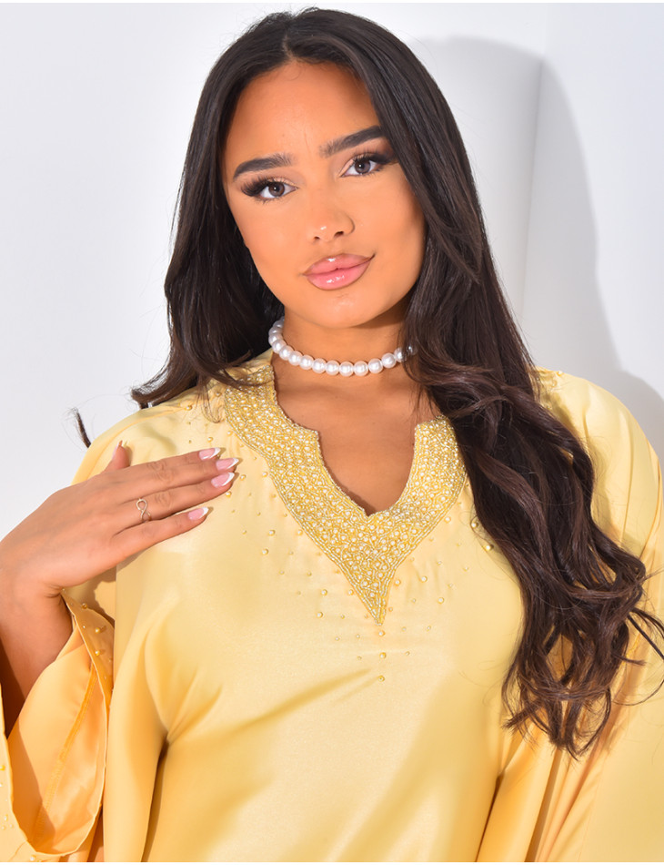 Abaya premium en satin à perles brodées à la main