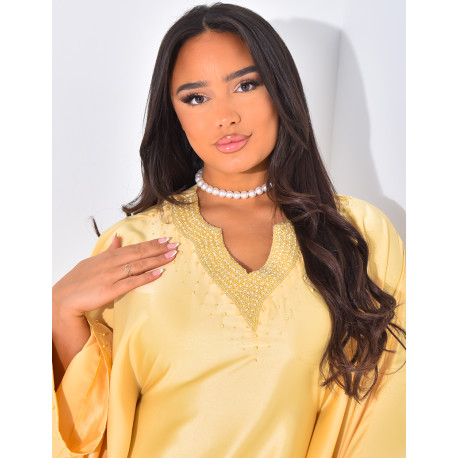 Abaya premium en satin à perles brodées à la main