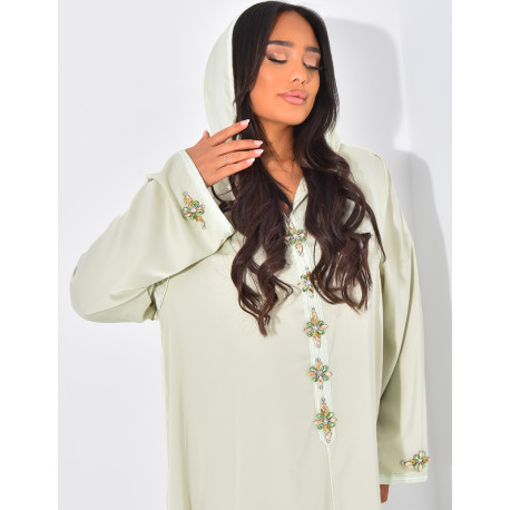 Premium-Abaya aus Satin mit Kapuze und handgefertigten Kristallen.