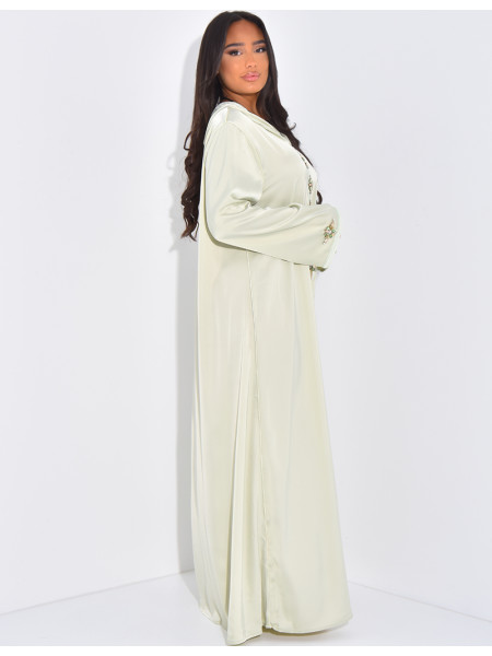 Premium-Abaya aus Satin mit Kapuze und handgefertigten Kristallen.