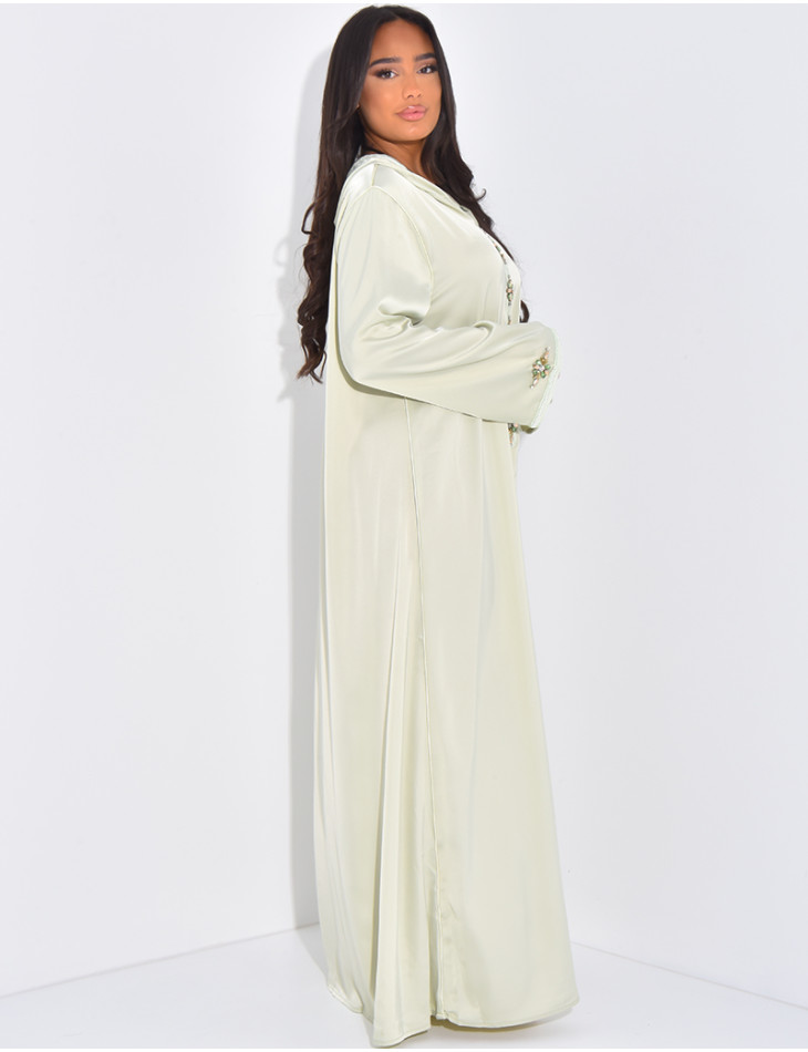 Premium-Abaya aus Satin mit Kapuze und handgefertigten Kristallen.
