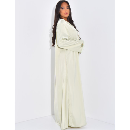 Premium-Abaya aus Satin mit Kapuze und handgefertigten Kristallen.