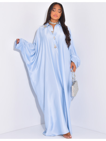 Premium-Abaya aus Satin mit Hemdkragen und handgenähten Kristallen.