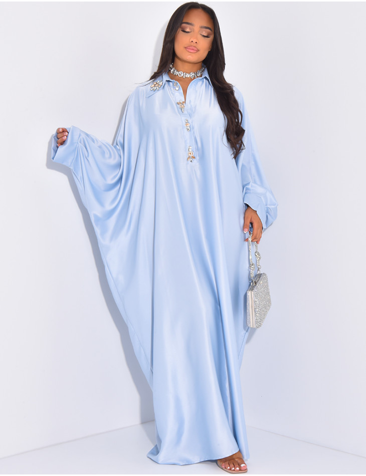 Premium-Abaya aus Satin mit Hemdkragen und handgenähten Kristallen.