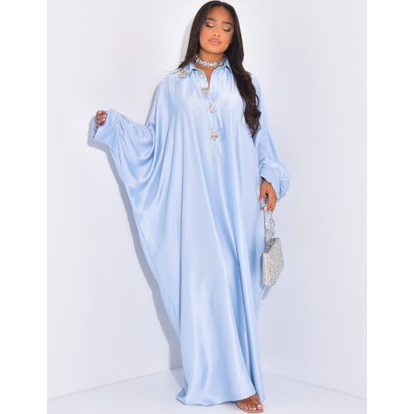 Premium-Abaya aus Satin mit Hemdkragen und handgenähten Kristallen.