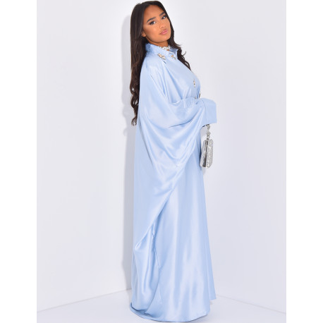 Premium-Abaya aus Satin mit Hemdkragen und handgenähten Kristallen.
