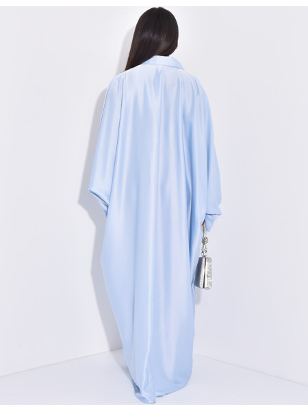Premium-Abaya aus Satin mit Hemdkragen und handgenähten Kristallen.