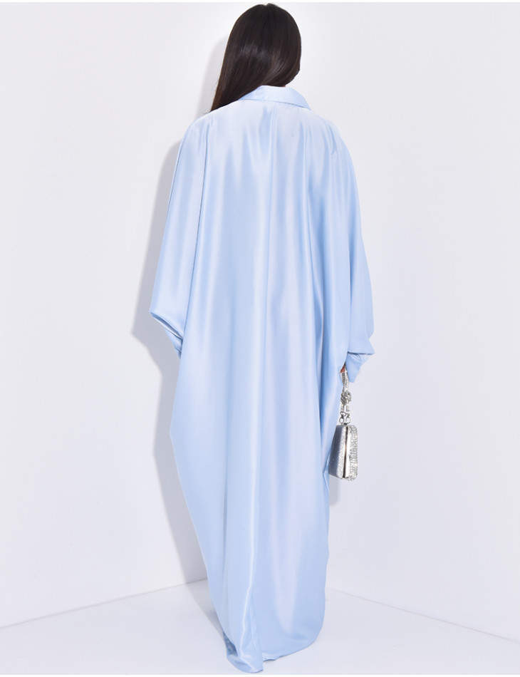 Premium-Abaya aus Satin mit Hemdkragen und handgenähten Kristallen.