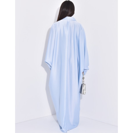 Premium-Abaya aus Satin mit Hemdkragen und handgenähten Kristallen.