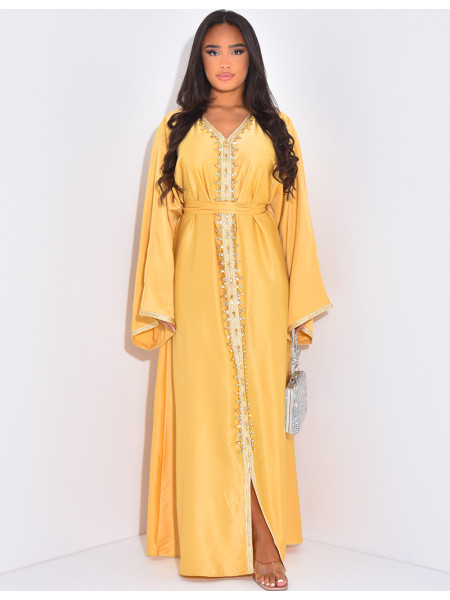 Abaya premium en satin à cristaux cousus à la main et liseré doré