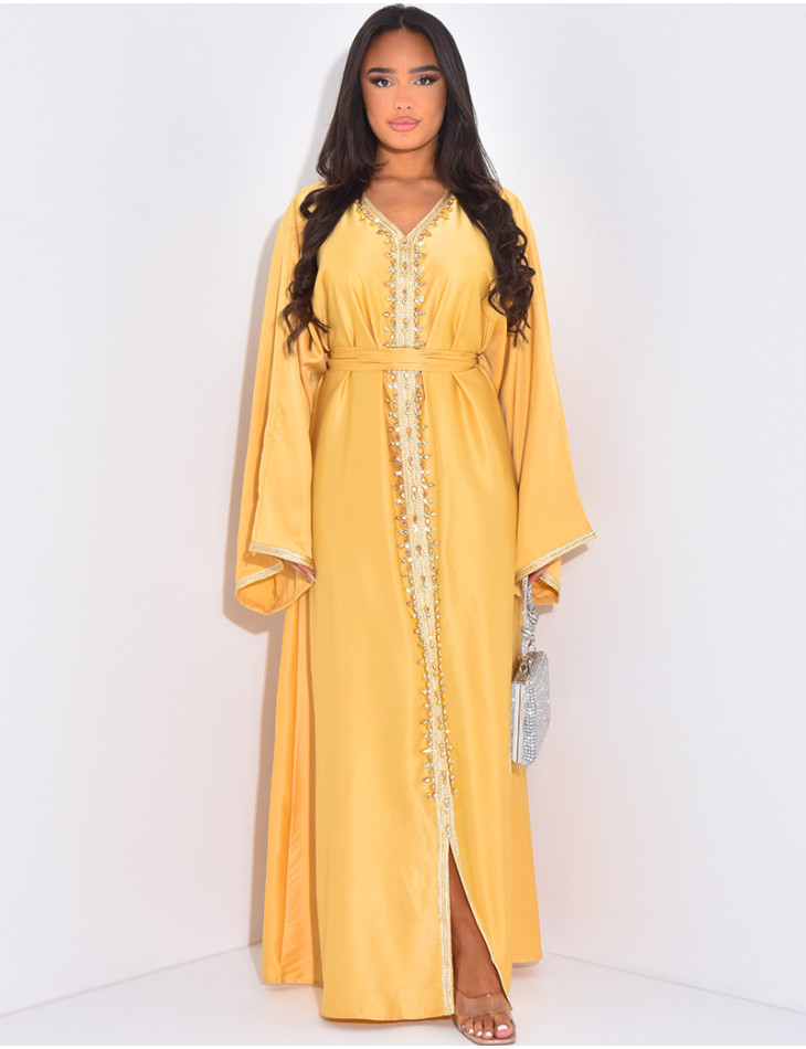 Abaya premium en satin à cristaux cousus à la main et liseré doré