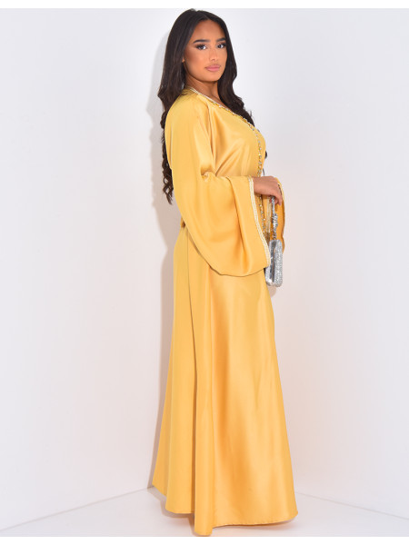 Abaya premium en satin à cristaux cousus à la main et liseré doré