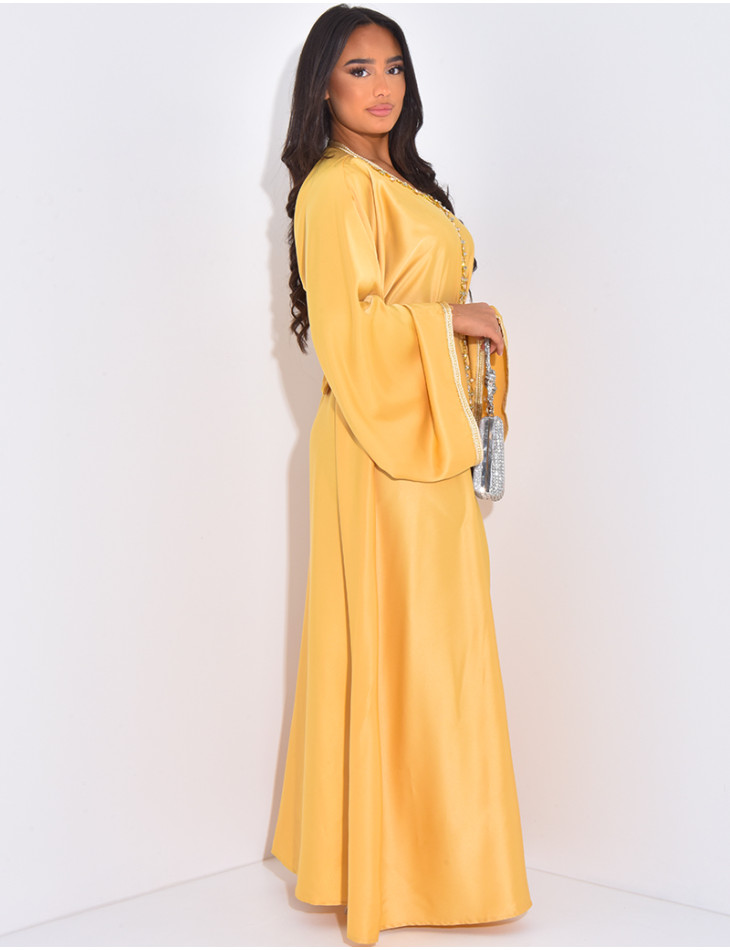Abaya premium en satin à cristaux cousus à la main et liseré doré