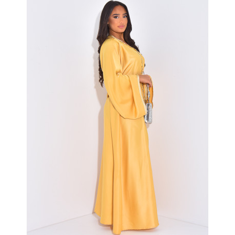 Abaya premium en satin à cristaux cousus à la main et liseré doré