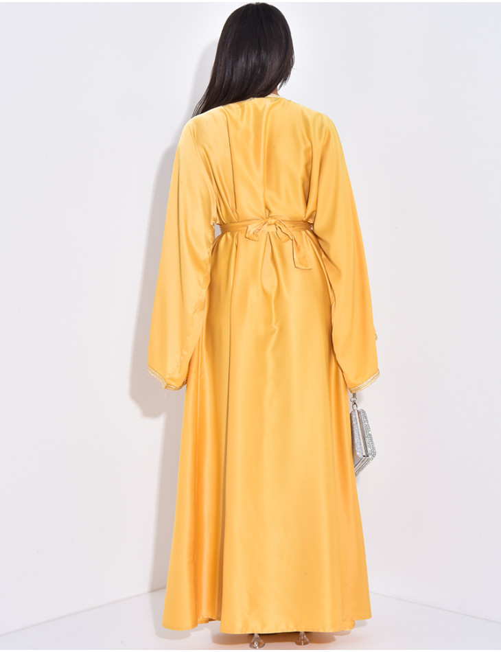 Abaya premium en satin à cristaux cousus à la main et liseré doré