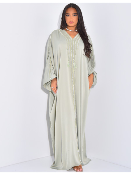 Abaya en satin texturé à perles et pompons