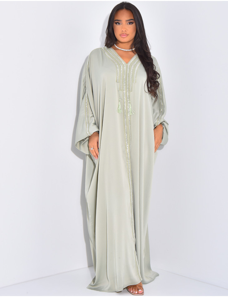 Abaya en satin texturé à perles et pompons