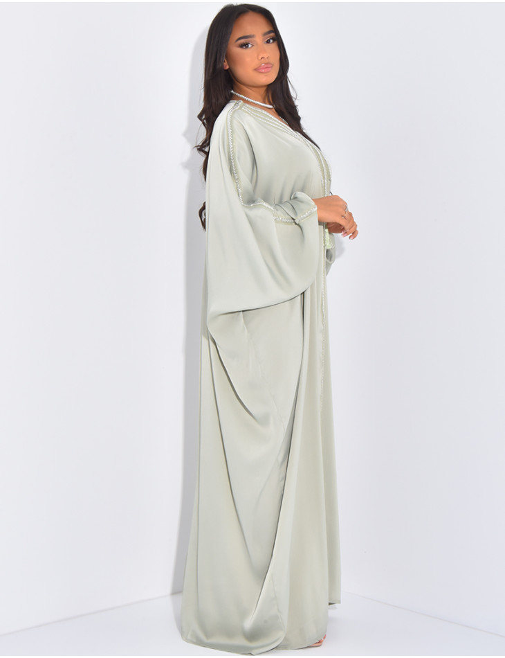 Abaya en satin texturé à perles et pompons