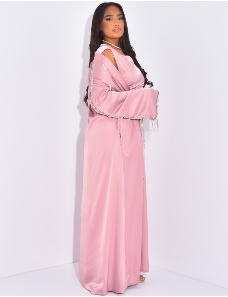 Premium-Set aus Kleid und Kimono mit handgenähten Strasssteinen.