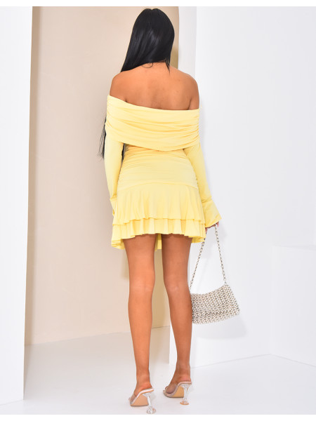 Kurzes Kleid mit U-Boot-Ausschnitt und Rüschen