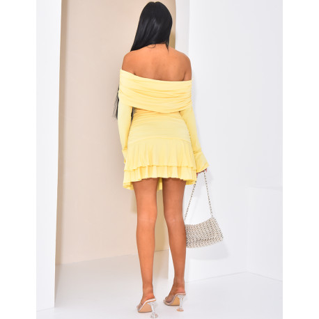 Kurzes Kleid mit U-Boot-Ausschnitt und Rüschen