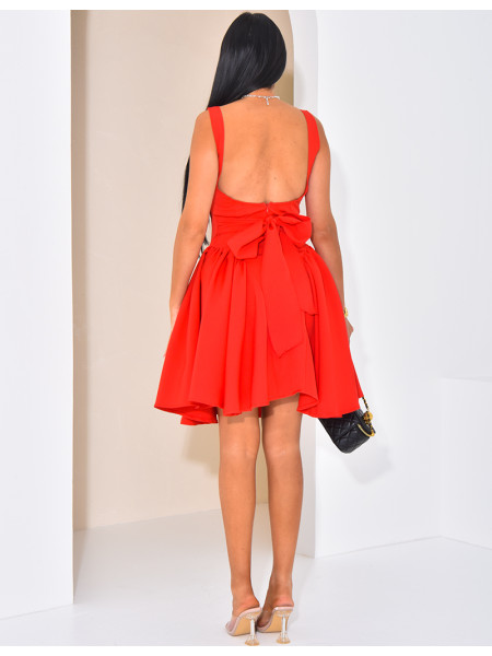 Kleines ausgestelltes Kleid zum Binden im Rücken