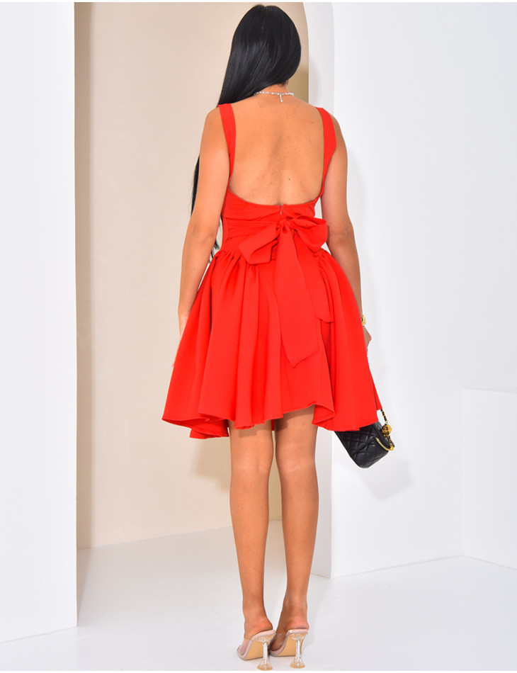 Kleines ausgestelltes Kleid zum Binden im Rücken