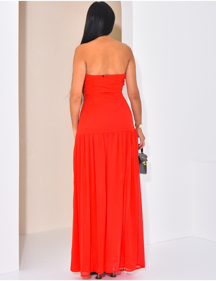 Langes, trägerloses Kleid mit Schleier an der Unterseite.