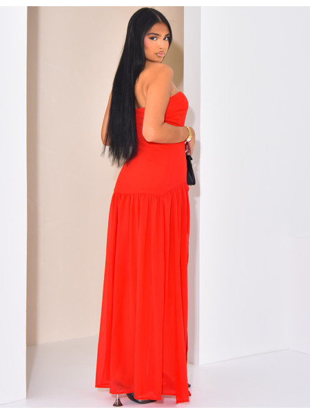 Langes, trägerloses Kleid mit Schleier an der Unterseite.