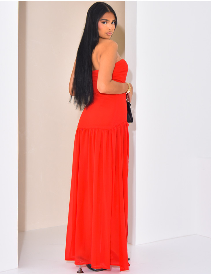 Langes, trägerloses Kleid mit Schleier an der Unterseite.