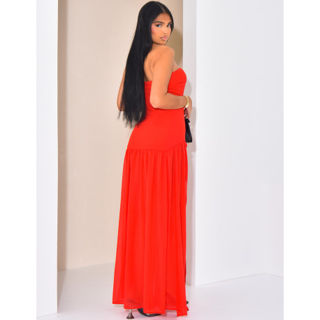 Langes, trägerloses Kleid mit Schleier an der Unterseite.