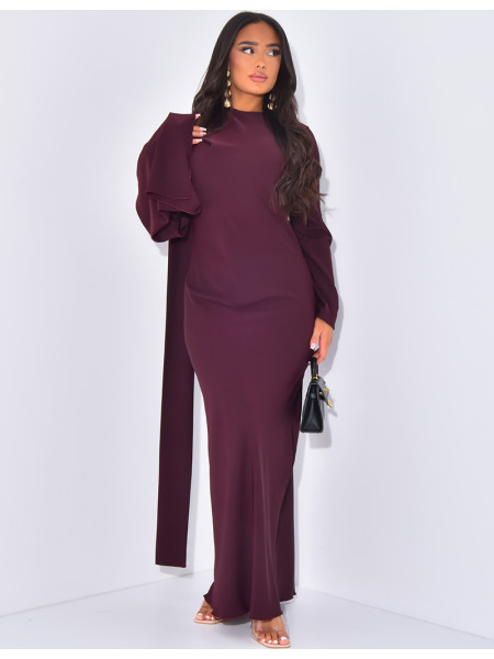 Langes, körpernahes Kleid mit Kragen, der mit einem Schal verziert ist