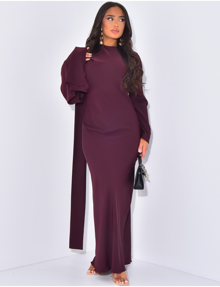 Langes, körpernahes Kleid mit Kragen, der mit einem Schal verziert ist