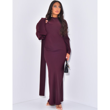 Langes, körpernahes Kleid mit Kragen, der mit einem Schal verziert ist