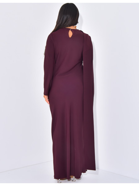 Langes, körpernahes Kleid mit Kragen, der mit einem Schal verziert ist