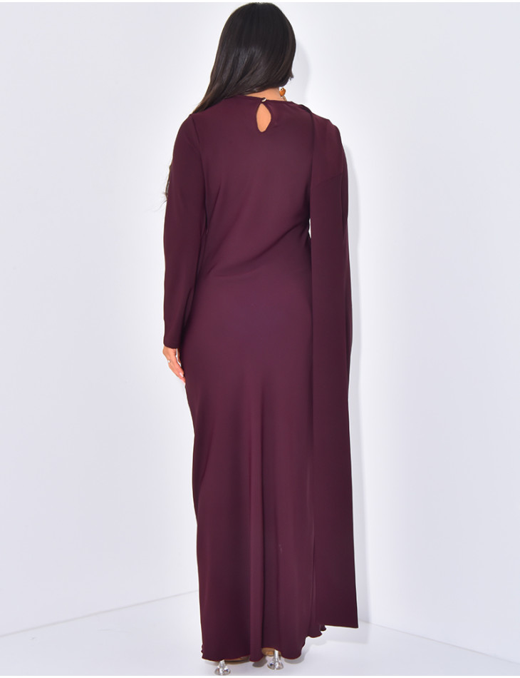 Langes, körpernahes Kleid mit Kragen, der mit einem Schal verziert ist
