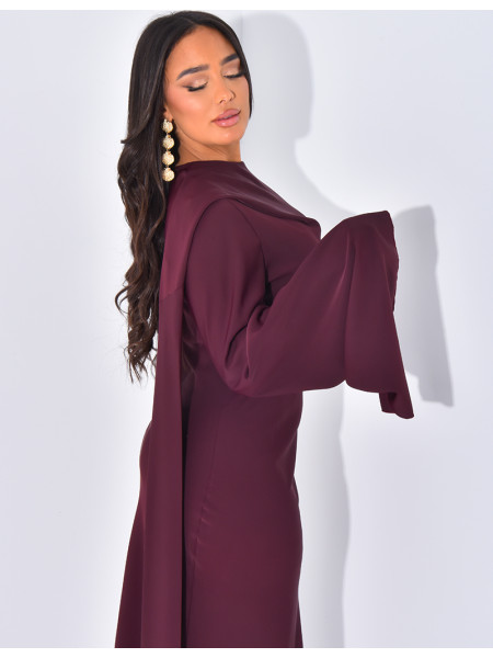 Langes, körpernahes Kleid mit Kragen, der mit einem Schal verziert ist