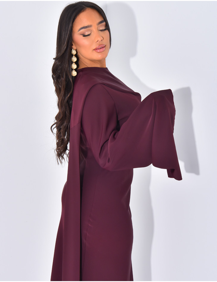 Langes, körpernahes Kleid mit Kragen, der mit einem Schal verziert ist