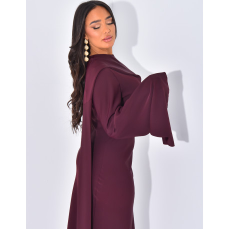 Langes, körpernahes Kleid mit Kragen, der mit einem Schal verziert ist