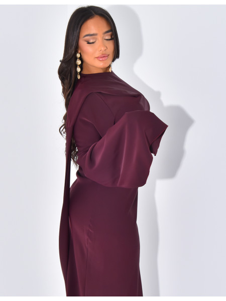 Langes, körpernahes Kleid mit Kragen, der mit einem Schal verziert ist