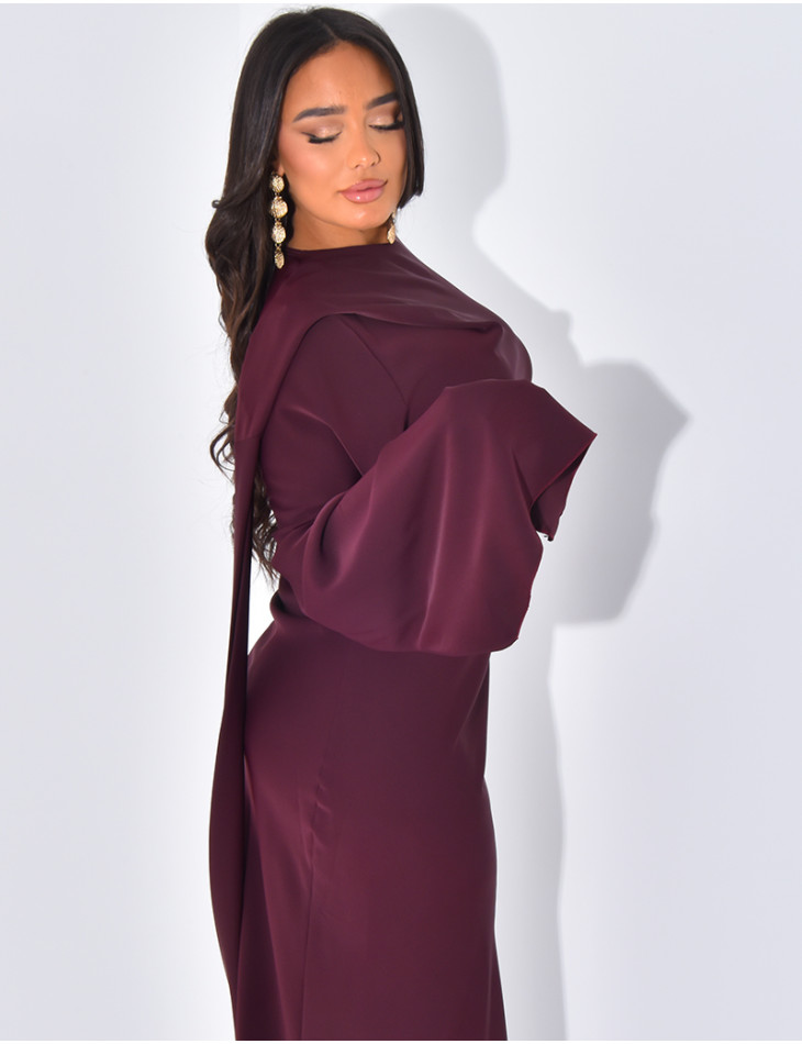 Langes, körpernahes Kleid mit Kragen, der mit einem Schal verziert ist