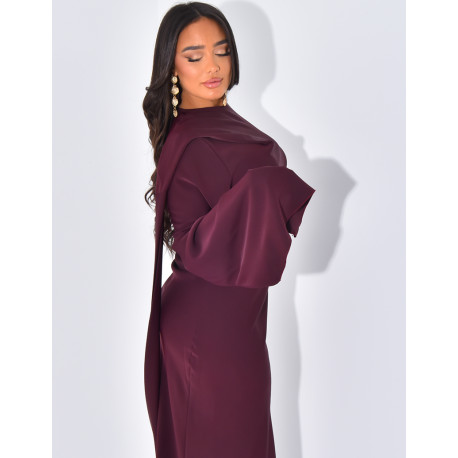 Langes, körpernahes Kleid mit Kragen, der mit einem Schal verziert ist