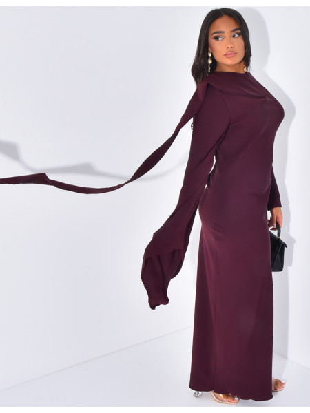 Langes, körpernahes Kleid mit Kragen, der mit einem Schal verziert ist