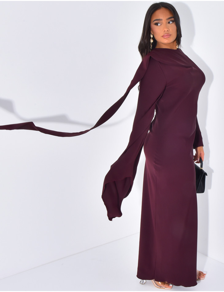 Langes, körpernahes Kleid mit Kragen, der mit einem Schal verziert ist